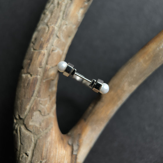 Silver ring with pearls and enamel