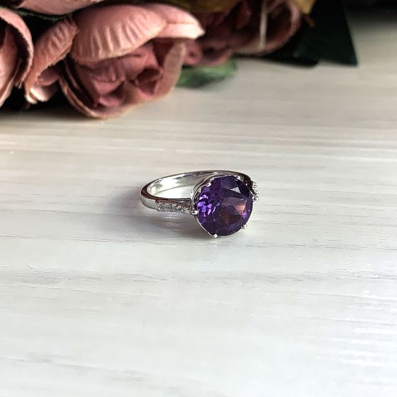 Silver ring with a 5.022-carat alexandrite