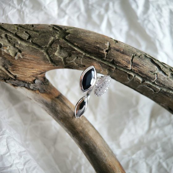 Серебряное кольцо с сапфиром 1.73ct, фианитами