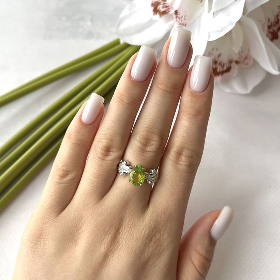 Silver ring with chrysolite 4.177ct, phianites