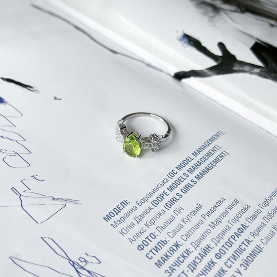 Silver ring with chrysolite 4.177ct, phianites