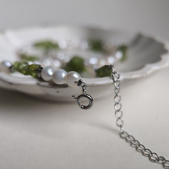 Серебряное колье с жемчугом барочным, хризолітом