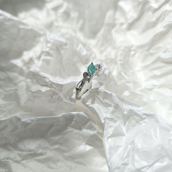 Silver ring with emerald 0.626ct, phianites