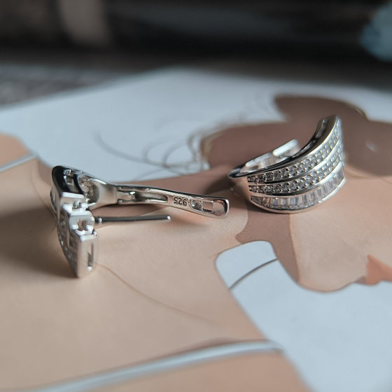 Серебряные серьги с фианитами