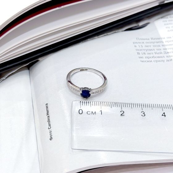 Срібна каблучка з сапфіром 0.892ct, фіанітами