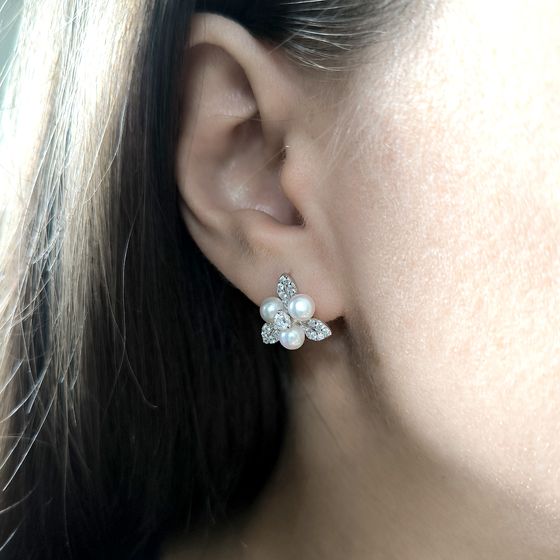 Silver earrings with pearls, fianites