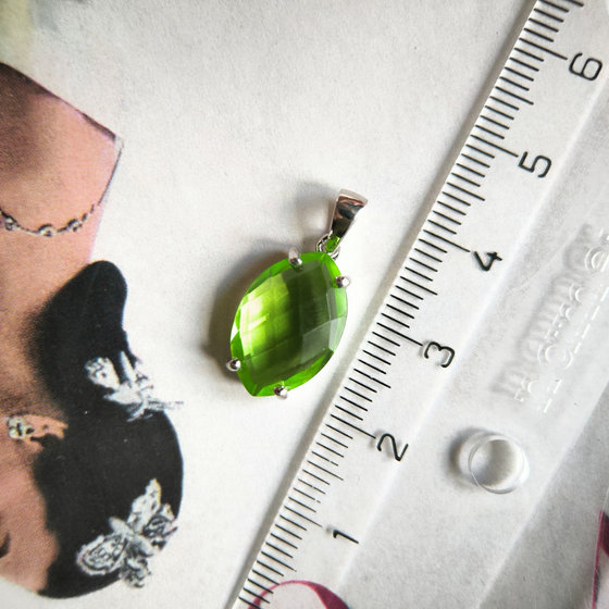 Серебряная подвеска с хризолітом 4.862ct