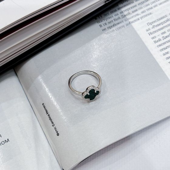 Серебряное кольцо с малахитом, фианитами