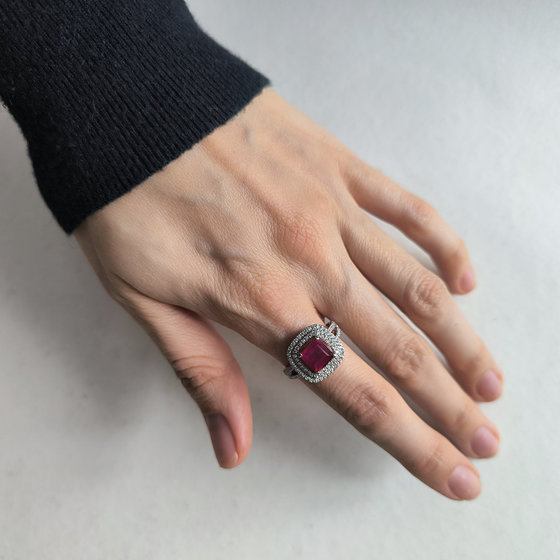 Серебряное кольцо с рубином 3.673ct, фианитами