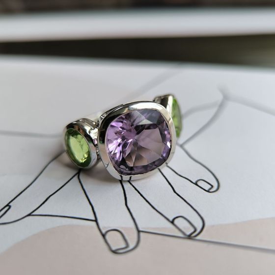 Серебряное кольцо с аметистом, хризолітом