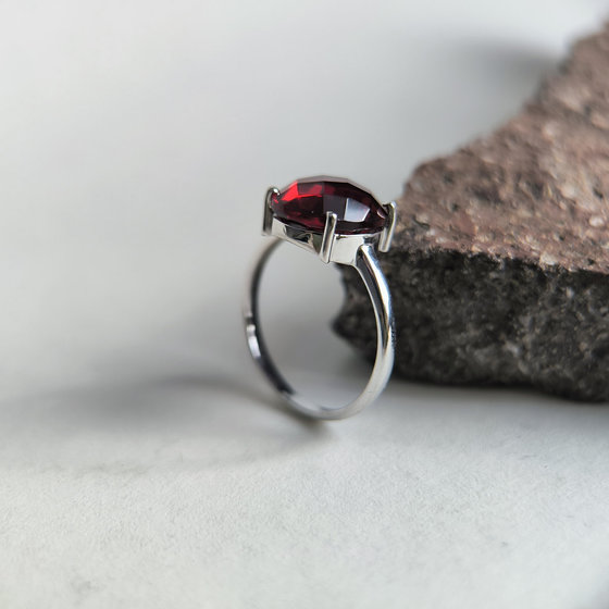 Silver ring with garnet nano