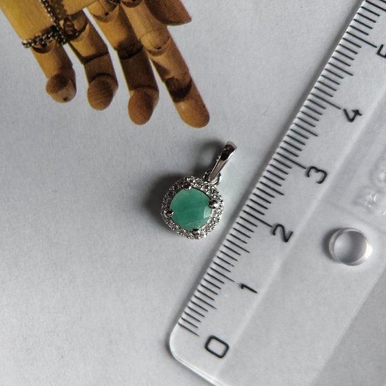 Серебряная подвеска с изумрудом 0.666ct