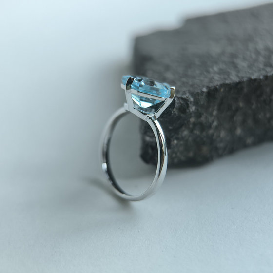 Silver ring with a 5.163-carat topaz