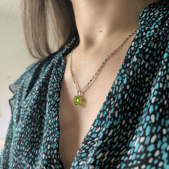 Silver pendant with a 2.338-carat chrysolite