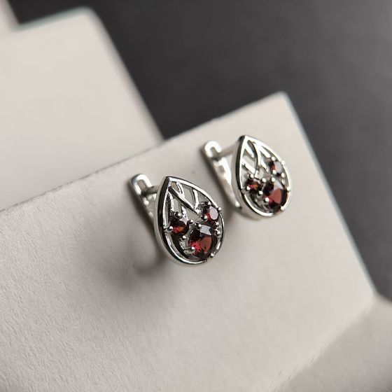 Silver earrings with garnet 1.808ct
