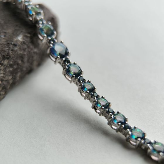 Silver bracelet with a 5.642-carat mystic topaz