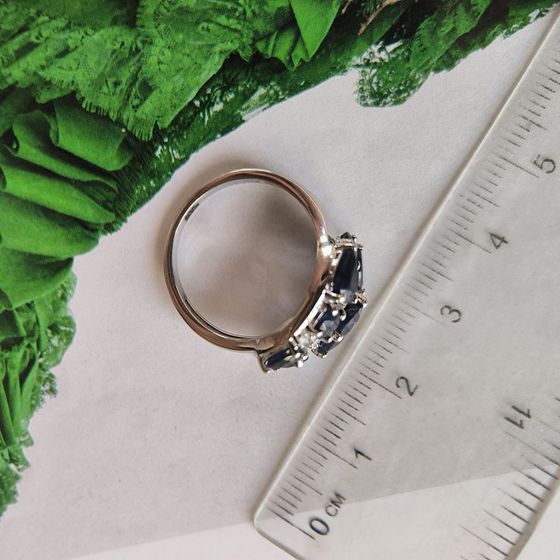 Sterling silver ring with 3.823ct sapphire, phianites