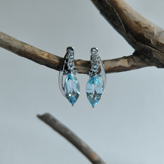 Silver earrings with a 4.428ct topaz