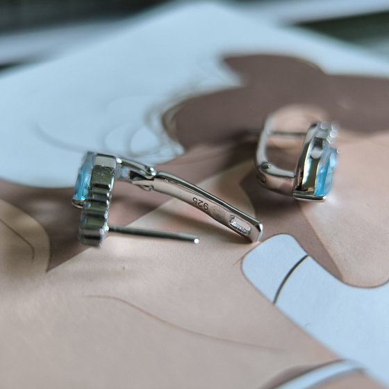 Silver earrings with a 4.428ct topaz