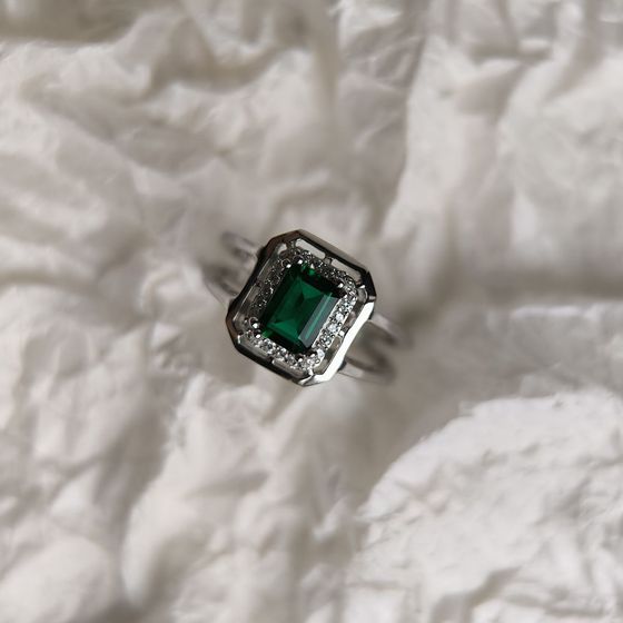 Silver ring with a 1.067-carat emerald