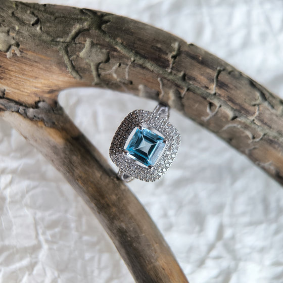 Серебряное кольцо с топазом 3.289ct, фианитами