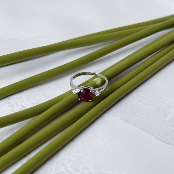 Серебряное кольцо с рубином 2.963ct, фианитами