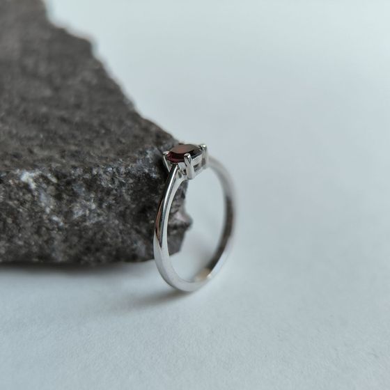 Серебряное кольцо с гранатом