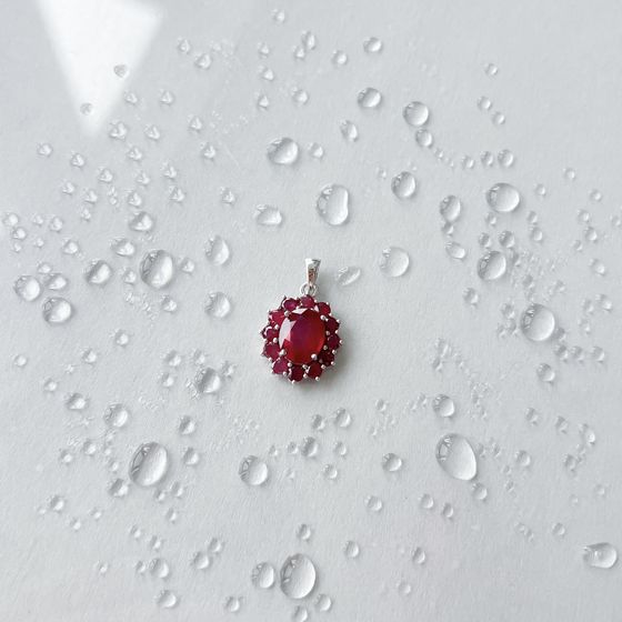 Silver pendant with a 5.388-carat ruby