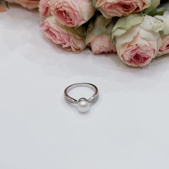 Серебряное кольцо с жемчугом, фианитами