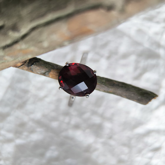 Silver ring with garnet nano