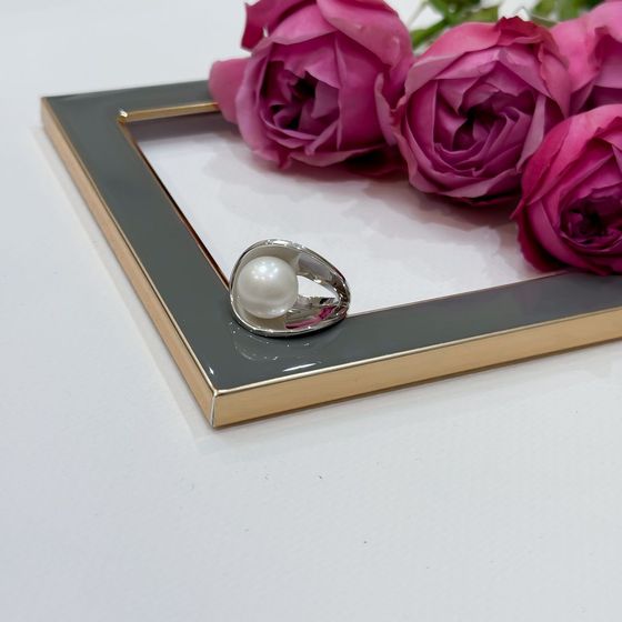 Silver ring with pearls