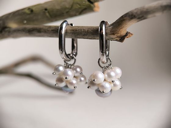 Silver earrings with pearls