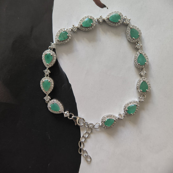 Серебряный браслет с изумрудом 7.445ct