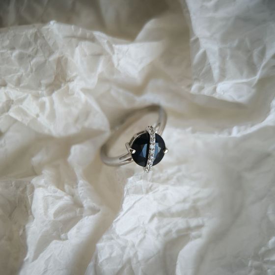 Серебряное кольцо с сапфиром 2.732ct, фианитами