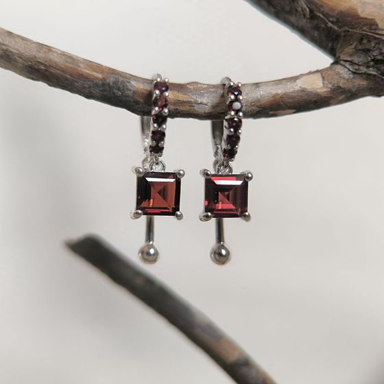 Silver earrings with garnet 2.605ct