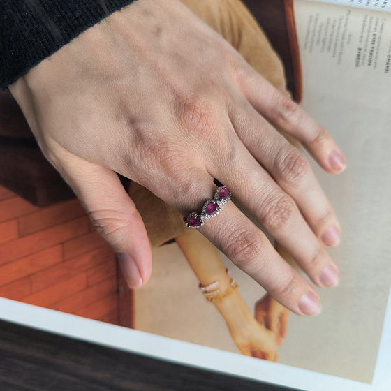 Серебряное кольцо с рубином, фианитами