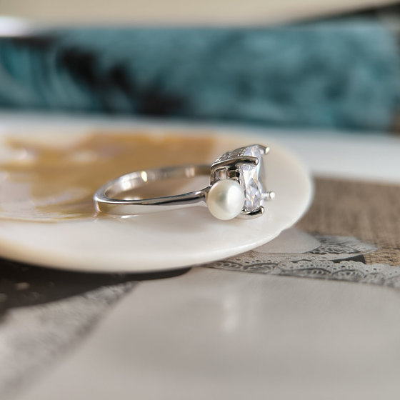 Серебряное кольцо с жемчугом, фианитами