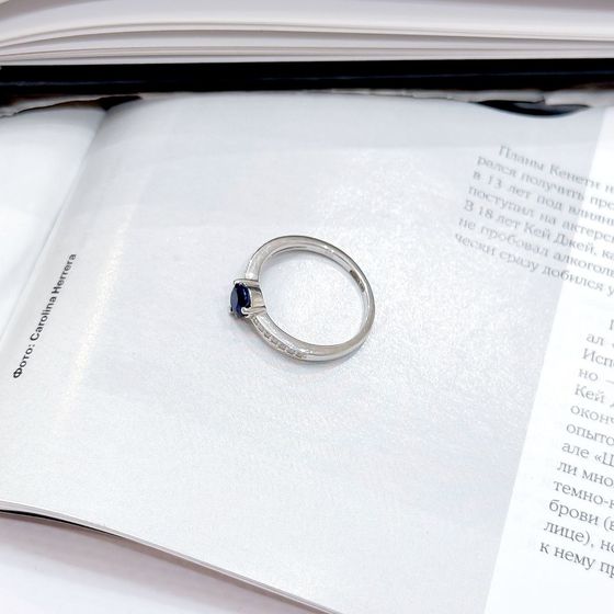 Срібна каблучка з сапфіром 0.892ct, фіанітами