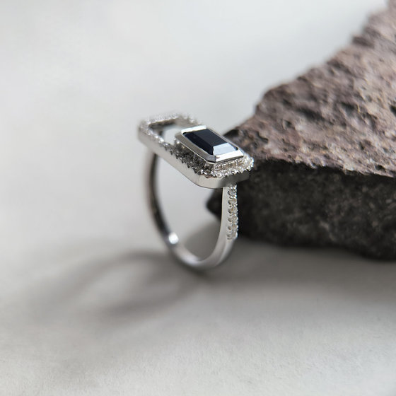 Серебряное кольцо с сапфиром 1.735ct, фианитами