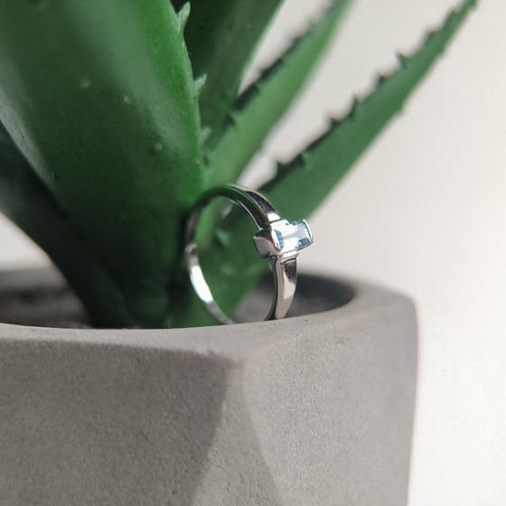 Silver ring with a 0.368-carat topaz