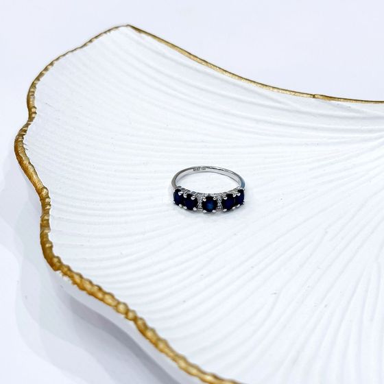 Серебряное кольцо с сапфиром, фианитами