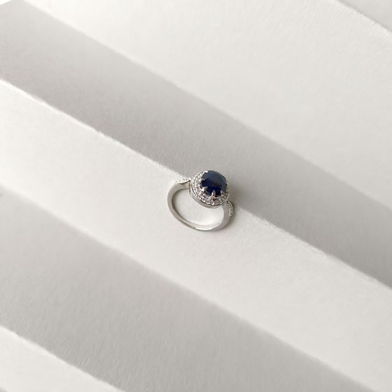 Срібна каблучка з сапфіром 3.81ct, фіанітами