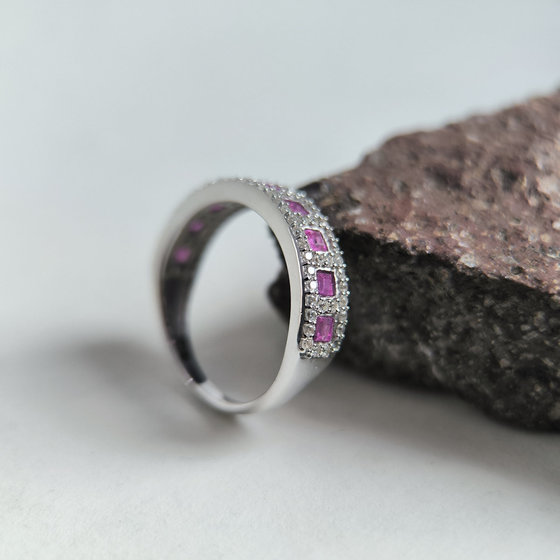 Серебряное кольцо с рубином 1.458ct, фианитами