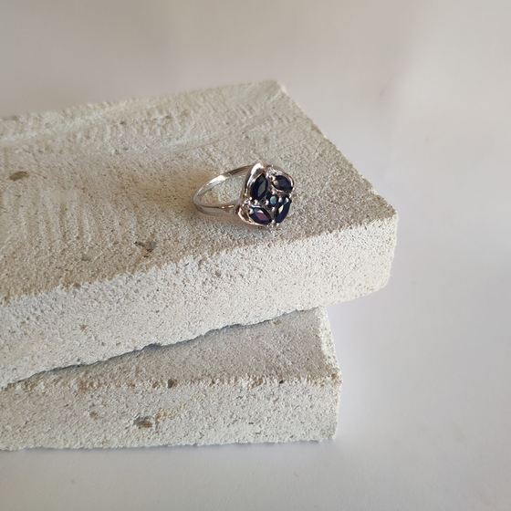 Срібна каблучка з сапфіром 1.31ct, фіанітами