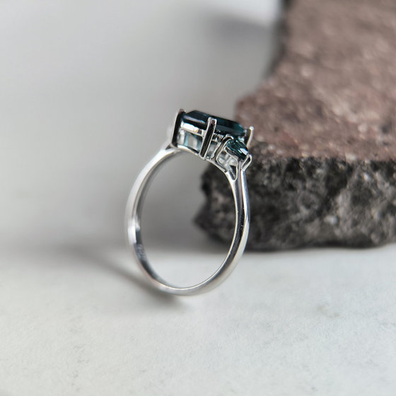 Серебряное кольцо с топазом Лондон Блю 1.647ct