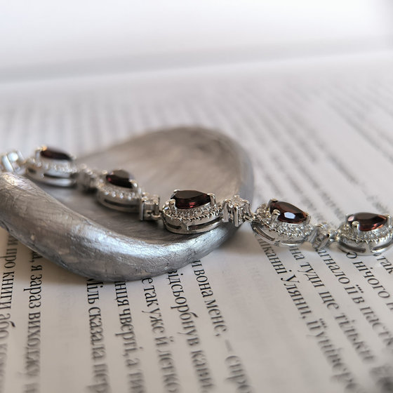 Серебряный браслет с гранатом 8.751ct