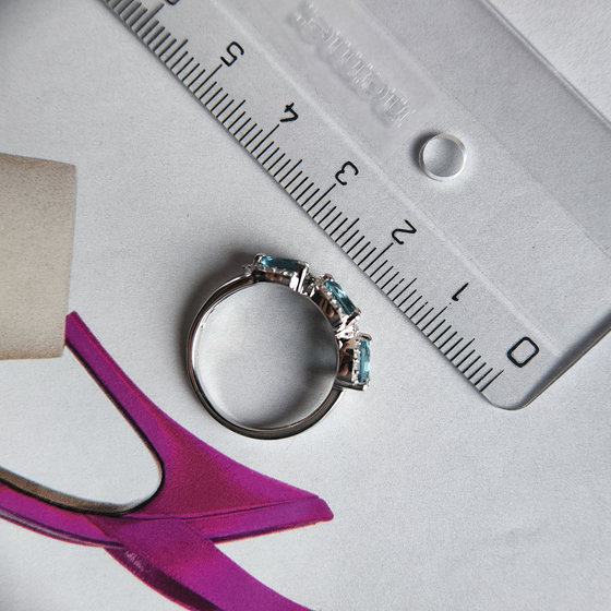 Серебряное кольцо с топазом Лондон Блю, фианитами