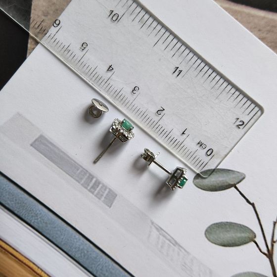 Silver earrings with a 0.682-carat emerald and cubic zirconia