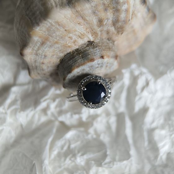 Sterling silver ring with 2.895ct sapphire, pave diamonds