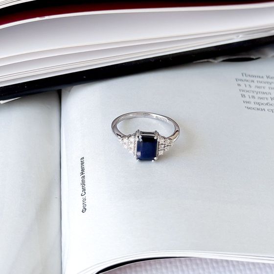 Срібна каблучка з сапфіром 1.947ct, фіанітами